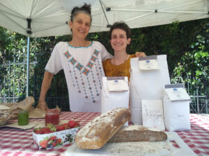 Carla Zanarini e Irene del forno di comunità Da Madre Ignota, con il pane di grano Virgo